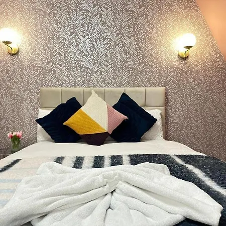 Three Bedroom Apartment Near London Eye
